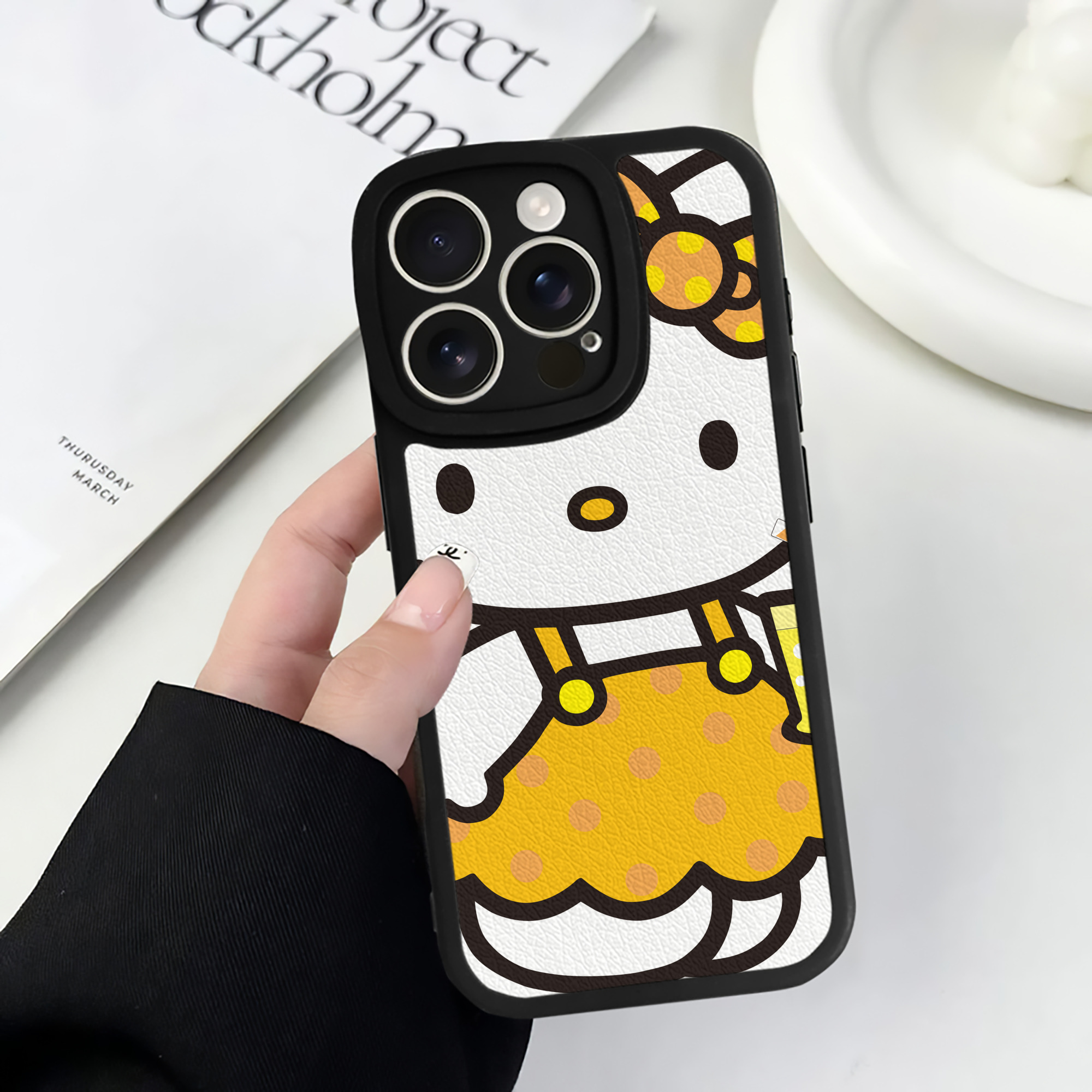（画像用） Hello Kitty ハローキティ 【iPhone 16シリーズ対応】シリコンスマホケース（レザー調） 材質：シリコン